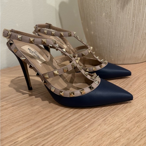 Valentino Garavani Navy and Beige Rockstud Pointed-Toe Strappy Pumps - Picture 13 of 16